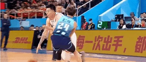 开云电子-张镇麟无视防守杀入禁区，上演精彩双手隔人暴扣